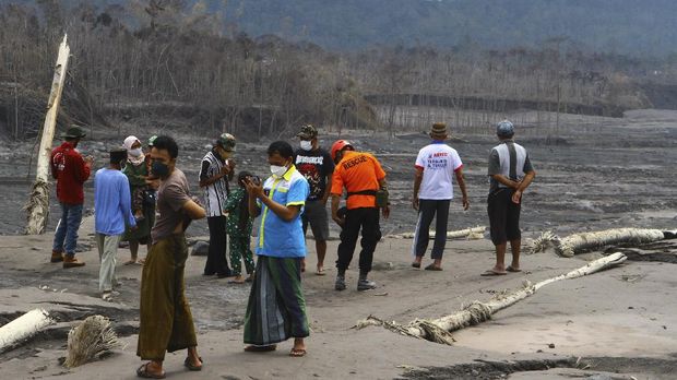 Wisatawan melihat dari dekat lokasi bencana letusan gunung Semeru di dusun Sumbersari, Pronojiwo, Lumajang, Jawa Timur, Kamis (9/12/2021). Sejumlah wisatawan tetap nekat mendekati lokasi jalur aliran lahar untuk berswafoto dan membuat konten media sosial meskipun sudah diperingatkan tentang bahaya banjir lahar hujan yang masih berpotensi terjadi. ANTARA FOTO/Ari Bowo Sucipto/hp.