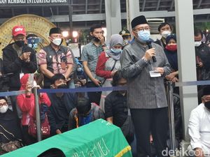 Melepas Jenazah Wali Kota Bandung Oded, Aher: Beliau Orang Saleh Melepas Jenazah Wali Kota Bandung Oded, Aher: Beliau Orang Saleh