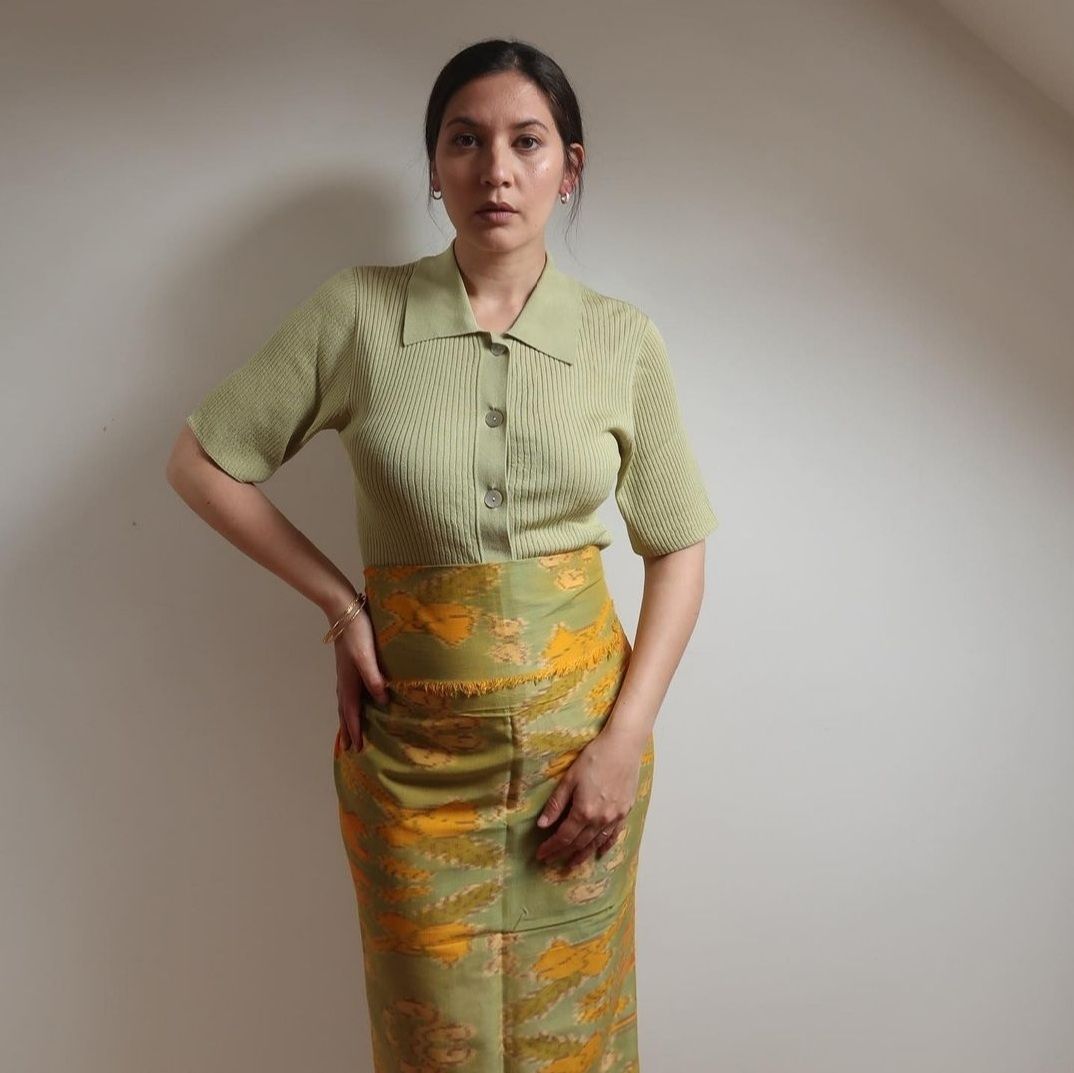 Aktris film dan model asal Indonesia, Hannah Al Rashid kerap memamerkan gaya busananya yang terkesan glamor tapi agak nyentrik. Kali ini ia tampak memadukan kemeja knit dengan kain tenun dengan nuansa hijau yang senada./Foto: Instagram.com/hannahalrashid