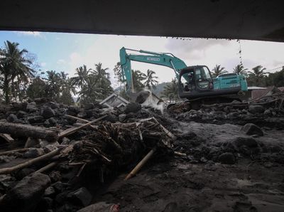 Akses Jalan yang Tertutup Material Letusan Semeru Terus Dibersihkan