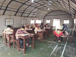 Pelajar SMK di Malang Ujian di Tenda Darurat