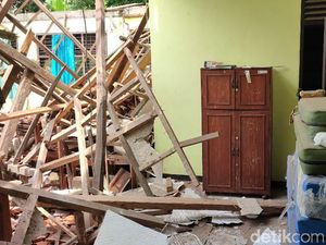 Atap Bangunan Ruang Multimedia SMP di Ciamis Ambruk