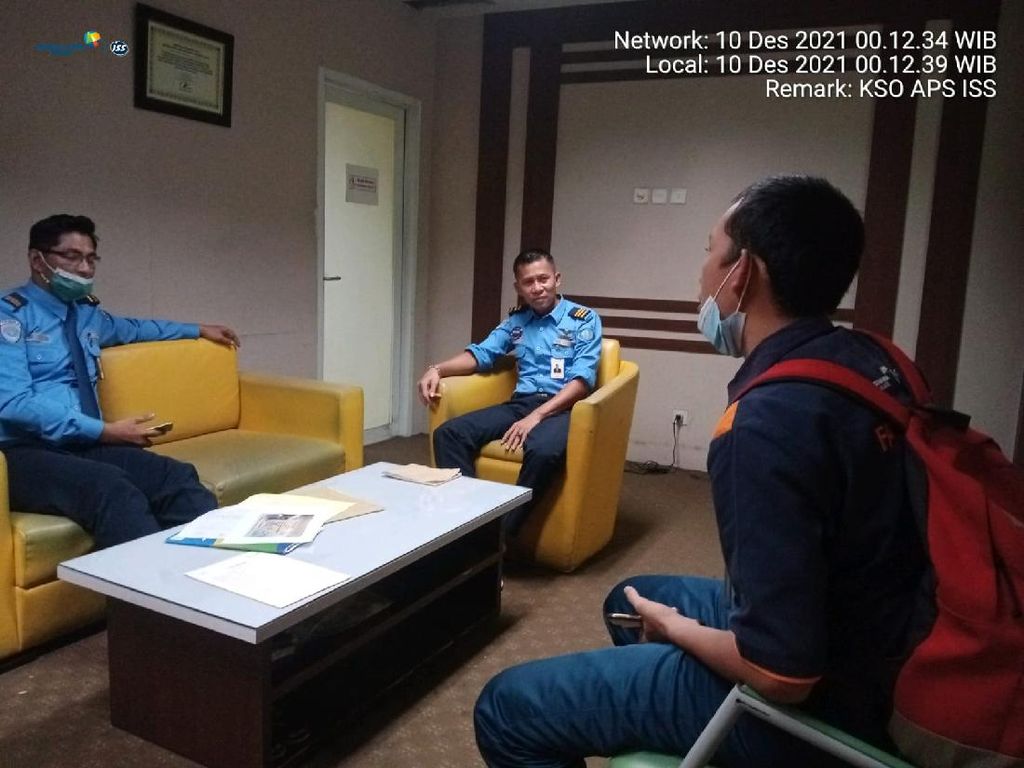 Kisah Jujur Cleaning Service Soetta Temukan Uang Dolar Senilai Rp 135 Juta Kisah Jujur Cleaning Service Soetta Temukan Uang Dolar Senilai Rp 135 Juta