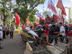 Ricuh! Massa di Patung Kuda Coba Terobos Kawat Berduri dengan Mobil Komando