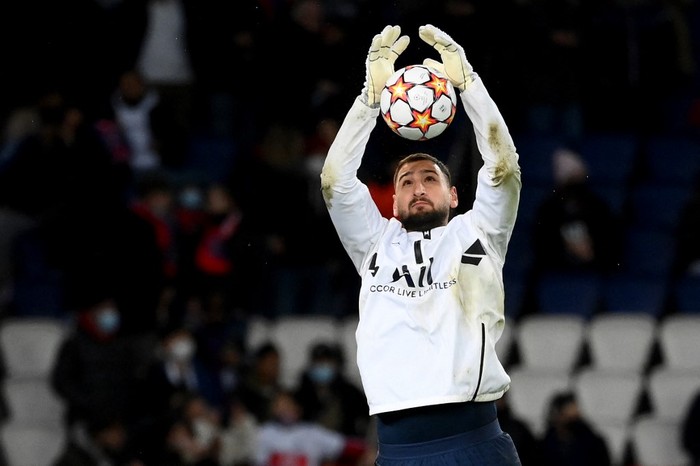 Paris Saint-Germains Italian goalkeeper Gianluigi Donnarumma warms up prior to the UEFA Champions League first round day 6 Group A football match between Paris Saint-Germain (PSG) and Club Brugge, at the Parc des Princes stadium in Paris on December 7, 2021. (Photo by FRANCK FIFE / AFP)