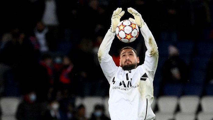 Paris Saint-Germains Italian goalkeeper Gianluigi Donnarumma warms up prior to the UEFA Champions League first round day 6 Group A football match between Paris Saint-Germain (PSG) and Club Brugge, at the Parc des Princes stadium in Paris on December 7, 2021. (Photo by FRANCK FIFE / AFP)
