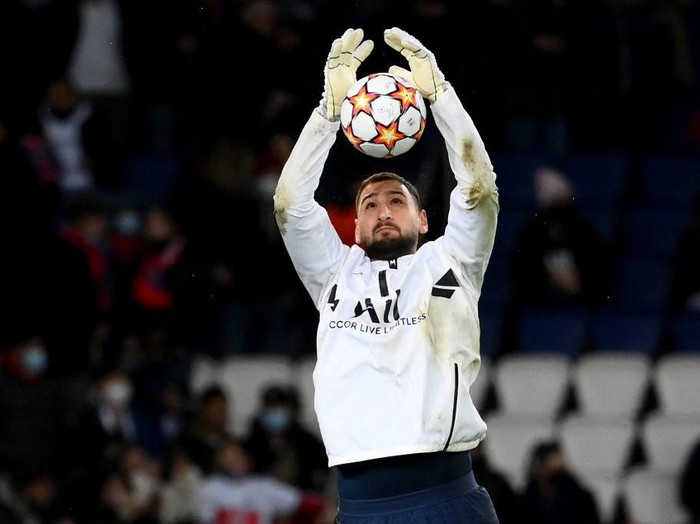 Paris Saint-Germain's Italian goalkeeper Gianluigi Donnarumma warms up prior to the UEFA Champions League first round day 6 Group A football match between Paris Saint-Germain (PSG) and Club Brugge, at the Parc des Princes stadium in Paris on December 7, 2021. (Photo by FRANCK FIFE / AFP)