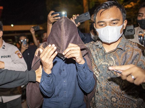 Tutupi Wajah, Dosen Unsri Reza Dibawa ke Tahanan Polda Sumsel