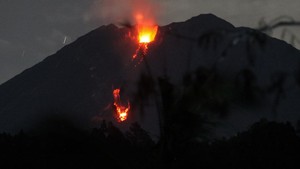 Gunung Semeru Masih Keluarkan Lava Pijar dan Awan Panas
