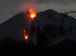Gunung Semeru Masih Keluarkan Lava Pijar dan Awan Panas