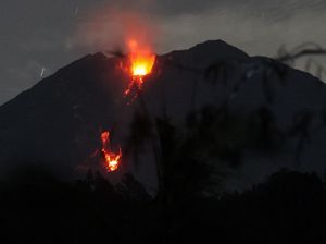 Gunung Semeru Masih Keluarkan Lava Pijar dan Awan Panas