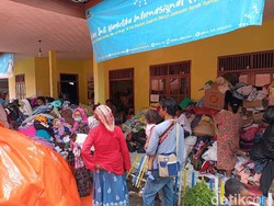 Korban Erupsi Semeru Minta Bu Risma Bangun Musala di Pengungsian
