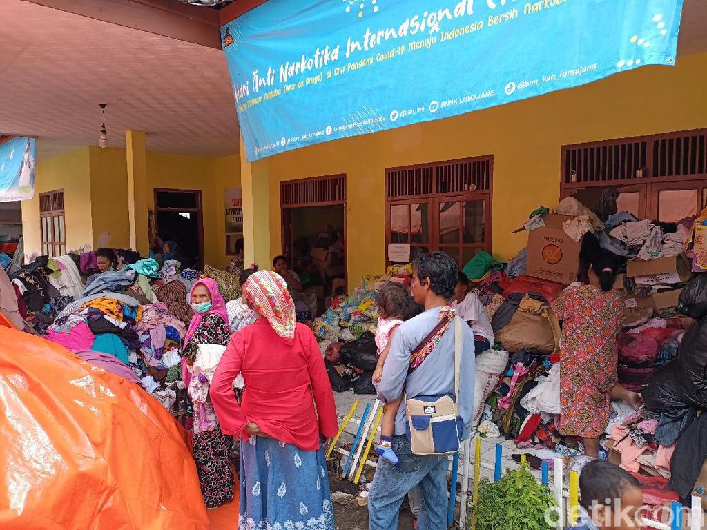 Korban Erupsi Semeru Minta Bu Risma Bangun Musala di Pengungsian Korban Erupsi Semeru Minta Bu Risma Bangun Musala di Pengungsian