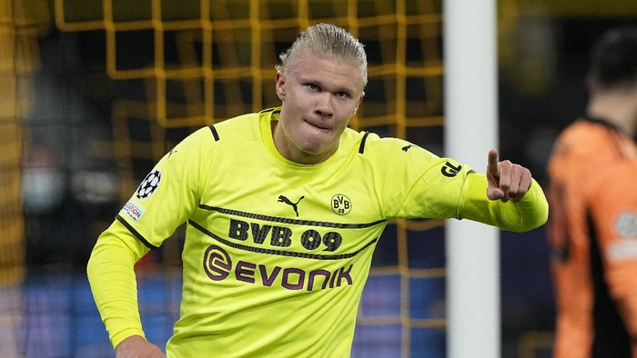 Dortmunds Erling Haaland, celebrates after he scores his second goal and his sides fifth goal of the game during the Champions League Group C soccer match between Borussia Dortmund and Besiktas Istanbul in Dortmund, Germany, Tuesday, Dec. 7, 2021. (AP Photo/Martin Meissner)