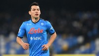 Disponsori oleh apparel Emporio Armani, Napoli memang tampil penuh gaya di musim ini. Gambar di atas adalah Hirving Lozano memakai jersey kandang yang dipakai di Serie A. Foto: Getty Images/Francesco Pecoraro