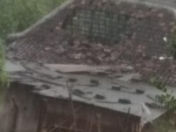 26 Rumah di Lamongan Rusak Diterjang Hujan Disertai Angin Kencang