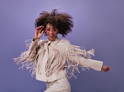 5 Tren Fesyen di Tahun Baru 2022, dari Fringe Jacket-Oversized Suit