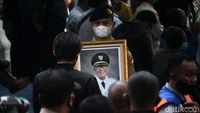Jenazah Walkot Oded Diberangkatkan ke Tasikmalaya