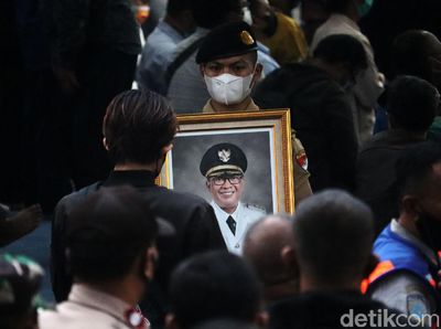 Jenazah Walkot Oded Diberangkatkan ke Tasikmalaya