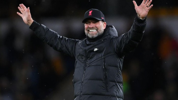WOLVERHAMPTON, ENGLAND - DECEMBER 04: Juergen Klopp, Manager of Liverpool acknowledges the fans following victory in the Premier League match between Wolverhampton Wanderers and Liverpool at Molineux on December 04, 2021 in Wolverhampton, England. (Photo by Laurence Griffiths/Getty Images)