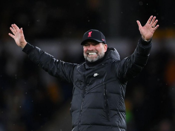 WOLVERHAMPTON, ENGLAND - DECEMBER 04: Juergen Klopp, Manager of Liverpool acknowledges the fans following victory in the Premier League match between Wolverhampton Wanderers and Liverpool at Molineux on December 04, 2021 in Wolverhampton, England. (Photo by Laurence Griffiths/Getty Images)