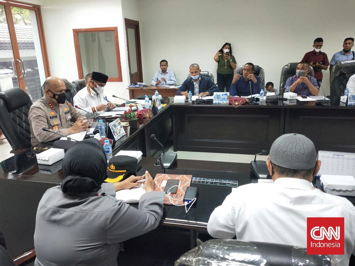 Kapolda Maluku Irjen Pol Refdi Andri  saat pertemuan bersama perwakilan warga Tamilouw di Gedung DPRD Maluku, Ambon, Kamis, (9/12) petang.  (CNN Indonesia/Said Sotta)