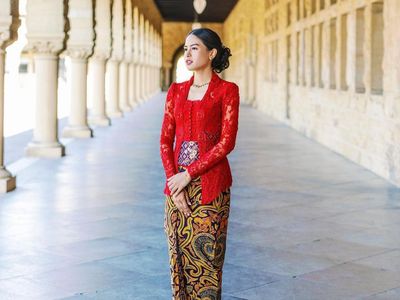 Deretan Gaya Kebaya Artis Saat Wisuda Tahun Ini, Mikha Tambayong Pakai Celana