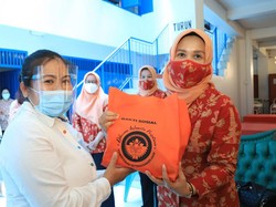 Dharma Wanita Kemnaker Salurkan Bantuan ke CPMI & Lansia di Bekasi