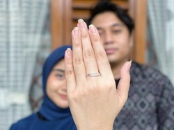 Kisah Cinta Manajer Perusahaan Kepincut Anak Magang Berakhir Tunangan