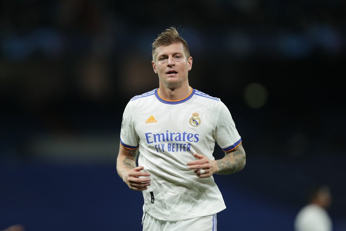 MADRID, SPAIN - DECEMBER 07: Toni Kroos of Real Madrid CF in action during the UEFA Champions League group D match between Real Madrid and FC Internazionaleat Estadio Santiago Bernabeu on December 07, 2021 in Madrid, Spain. (Photo by Gonzalo Arroyo Moreno/Getty Images)