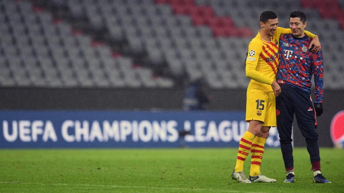 Clement Lenglet menjelaskan momen tertawa bareng Lewandowski usai Barcelona tersingkir dari Liga Champions. (Foto: AFP/CHRISTOF STACHE)