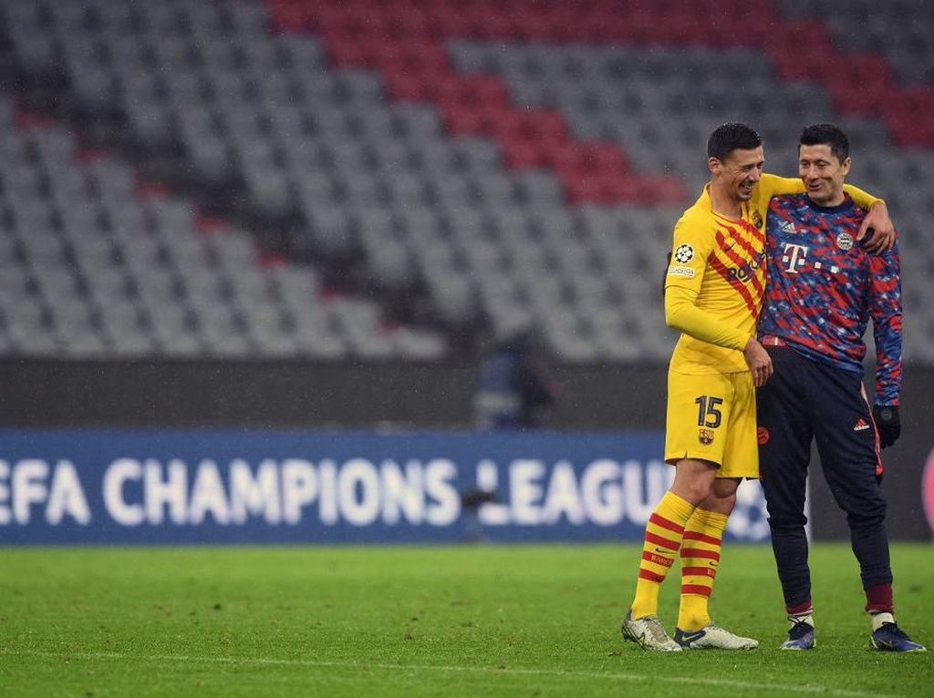 Lenglet Jelaskan Momen Tertawa dengan Lewandowski Lenglet Jelaskan Momen Tertawa dengan Lewandowski