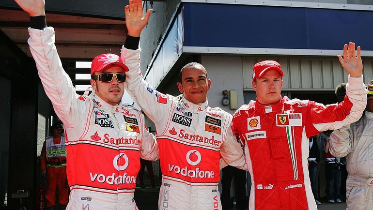 Pada F1 2007, atau musim debut Hamilton, ia bersaing bersama Kimi Raikkonen dan Fernando Alonso hingga seri terakhir, yakni GP Brasil. Sebelum balapan, ia mengumpulkan 107 poin, sementara Alonso punya 103 poin dan Raikkonen 100 poin. Foto: Getty Images/Paul Gilham