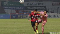 Memasuki babak kedua Bali United meningkatkan serangan, namun sayangnya duet striker Platje dan Spasojevic masih mandul.  