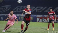 Keasyikan menyerang pertahanan Bali United kedodoran, dan dimanfaatkan dengan baik oleh pemain tengah Madura United, Haris Tuharea yang berhasil mencetak gol pada menit ke-71.  