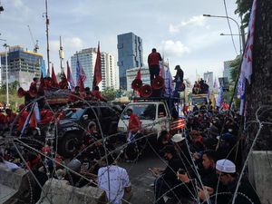 Ditenangkan Sekjen KSBSI, Massa Buruh di Patung Kuda Nyanyi-nyanyi