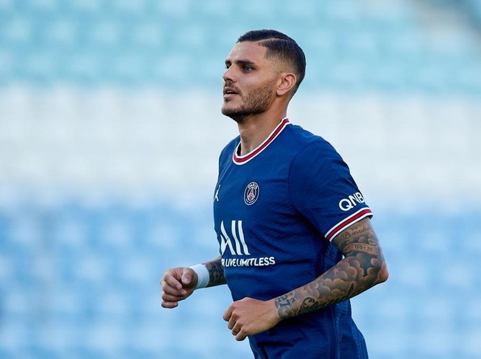 FARO, PORTUGAL - JULY 27: Mauro Icardi of Paris Saint Germain looks on during a Pre Season Friendly Match between Sevilla FC and Paris Saint-Germain at Estadio Algarve on July 27, 2021 in Faro, Portugal. (Photo by Fran Santiago/Getty Images)