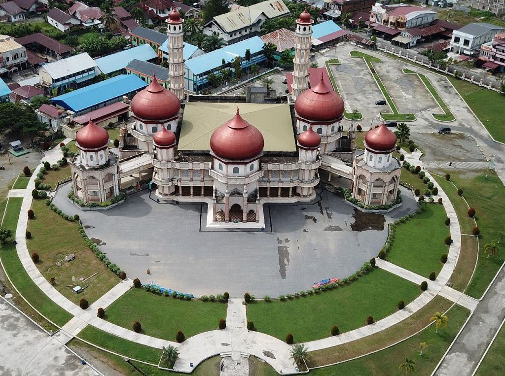 Megahnya Masjid Agung Baitul Makmur di Aceh Barat