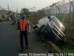 Penyebab Mobil Terperosok Parit Dekat Bandar Udara Pondok Cabe: Sopir Ngantuk