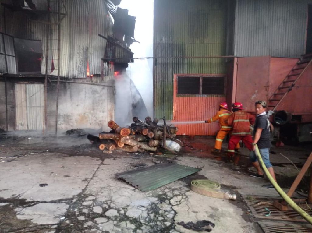 Diduga Oven Overheat, Pabrik Pengolahan Karet di Kota Malang Terbakar