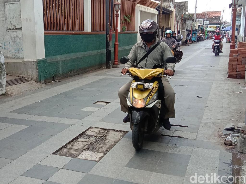 Duh! Banyak Granit di Jalan Menara Kudus yang Rusak-Copot Duh! Banyak Granit di Jalan Menara Kudus yang Rusak-Copot