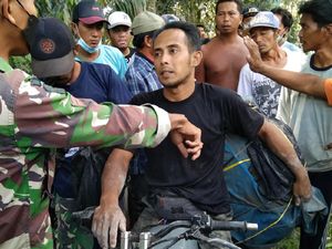 Maling Perabotan di Rumah Pengungsi Semeru Dihajar Warga