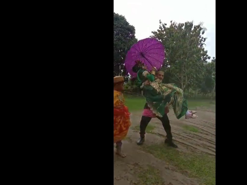 Perjuangan Pengantin di Sulbar Seberangi Sungai Pakai Rakit Saat Hujan Deras