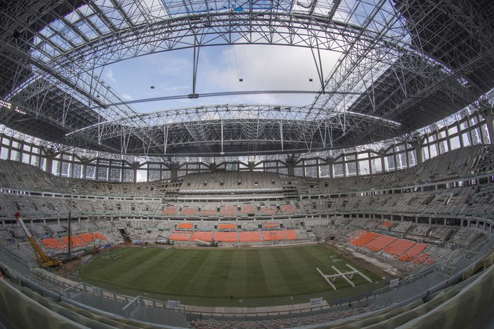 Pekerja menggunakan alat grass grow lighting untuk perawatan rumput lapangan Jakarta International Stadium (JIS) di Tanjung Priok, Jakarta, Kamis (9/12/2021). PT. Jakarta Propertindo (Jakpro) menggunakan teknologi pencahayaan ultraviolet (UV) tersebut untuk membantu pertumbuhan rumput hibrid (5 persen sintetis dan 95 persen rumput alami) lapangan stadion berkapasitas 82.000 penonton itu. ANTARA FOTO/Aditya Pradana Putra/rwa.