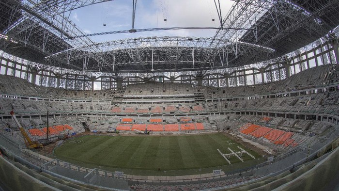 Perawatan Rumput Lapangan JIS dengan Sinar Ultraviolet Pekerja menggunakan alat grass grow lighting untuk perawatan rumput lapangan Jakarta International Stadium (JIS) di Tanjung Priok, Jakarta, Kamis (9/12/2021). PT. Jakarta Propertindo (Jakpro) menggunakan teknologi pencahayaan ultraviolet (UV) tersebut untuk membantu pertumbuhan rumput hibrid (5 persen sintetis dan 95 persen rumput alami) lapangan stadion berkapasitas 82.000 penonton itu. ANTARA FOTO/Aditya Pradana Putra/rwa.