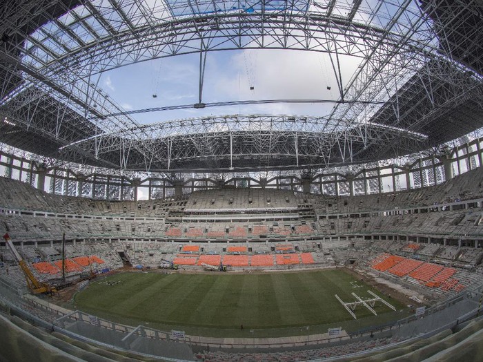 Pekerja menggunakan alat grass grow lighting untuk perawatan rumput lapangan Jakarta International Stadium (JIS) di Tanjung Priok, Jakarta, Kamis (9/12/2021). PT. Jakarta Propertindo (Jakpro) menggunakan teknologi pencahayaan ultraviolet (UV) tersebut untuk membantu pertumbuhan rumput hibrid (5 persen sintetis dan 95 persen rumput alami) lapangan stadion berkapasitas 82.000 penonton itu. ANTARA FOTO/Aditya Pradana Putra/rwa.