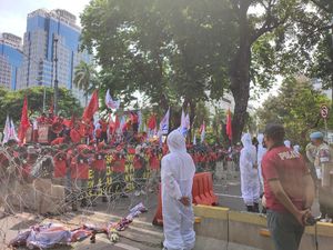 Dijaga Petugas Ber-APD, Buruh Demo Tuntut Kenaikan Upah di Patung Kuda