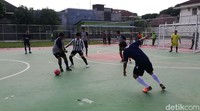 Mengenakan jersey klub Juventus, orang nomor satu di Kota Solo itu tampak lincah menggiring bola.  