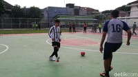Suami Selvi Ananda itu bahkan berhasil membuat 5 gol dalam pertandingan yang digelar dalam peresmian lapangan.  