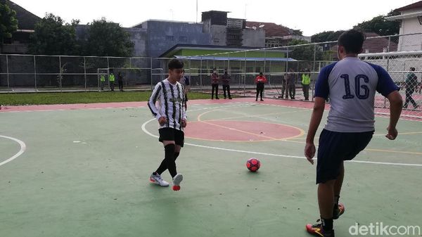 Usai Resmikan Lapangan, Gibran Futsal Bareng Jurnalis Solo